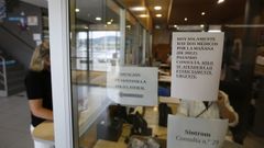 Carteles colocados este lunes en el centro de salud viveirense para informar a los ciudadanos de la carencia de m�dicos