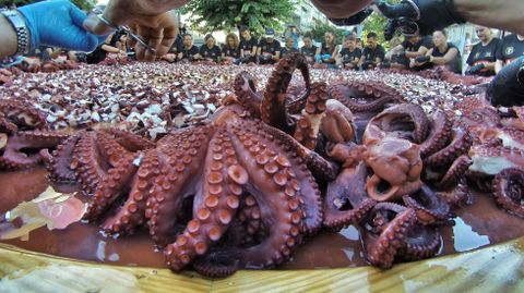 O Carballiño batió el récord de la tapa de pulpo más grande del mundo