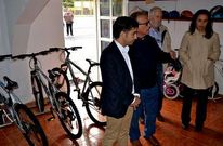 Rey Varela, durante su visita a las instalaciones del centro de BTT en la asociaci�n vecinal de Esmelle. 