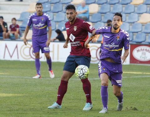 Carnero disputa un bal�n con un jugador del Valladolid ayer en Pasar�n. 