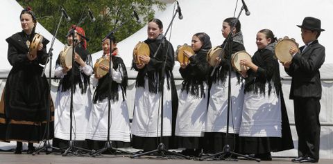 Un grupo de pandeireteiros interpretando una pieza. 