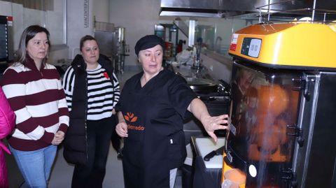 Cristina Capel�n (derecha) conoci� en el centro colaborativo de Bri�n el destino de fondos provinciales para mejorar el equipamiento de este espacio