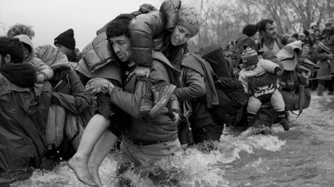 Refugiados cruzan un ro en las inmediaciones de Idomeni