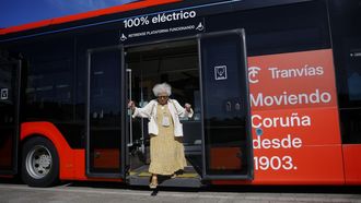 Uno de los autobuses, con la nueva rotulaci&oacute;n de Tranv&iacute;as, se exhibi&oacute; ayer en O Parrote.