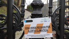 Cartel en el parque de Santa Margarita indicando de su cierre por temporal de viento