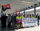 A la izquierda, el alcalde Severino Rodr�guez y el concejal del PP Jos� Manuel Puga en la conentraci�n matinal en defensa del taller