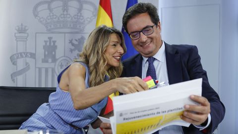 La vicepresidenta segunda y l�der de Sumar, Yolanda D�az, con el ministro para la Transformaci�n Digital, �scar L�pez.
