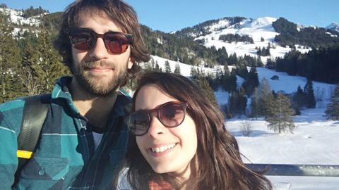 Sara Noriega junto a su novio en Suiza