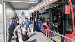 Viajeros del bus urbano, este s&aacute;bado en la Marina