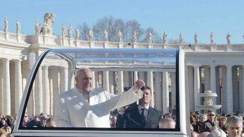 A pesar de la amenaza terrorista, Francisco continua acerc�ndose a las personas como el primer d�a, movi�ndose en su Ford Focus y su papam�vil descubierto