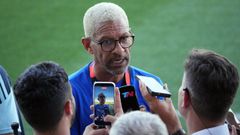 Djalminha habla para los medios durante un entrenamiento de Argentina.