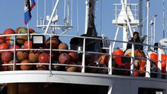 Marinero indonesio en un pincheiro amarrado en Burela