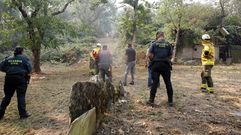 Agentes de la Guardia Civil, con vecinos y equipos de extincin en la aldea de Cereixido