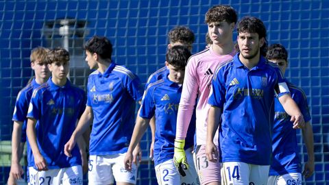 Los jugadores del juvenil A del Real Oviedo, antes del partido contra el Val Mi�or
