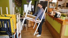 La hosteler�a ourensana se prepara para la reapertura. En la imagen, la Bocater�a Km-0 de la plaza de As Mercedes