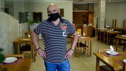 Primer d�a en Arteixo tras las restricciones impuestas por la Xunta. Antonio Carlos Pereira, propietario de una cafeter�a y de un restaurante