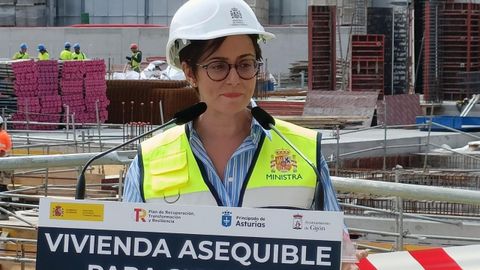 La ministra de Vivienda y Agenda Urbana, Isabel Rodrguez, interviene durante su visita a la construccin de 250 pisos de alquiler asequible para jvenes, impulsada por el Principado de Asturias en el antiguo solar de Peritos, en Gijn.