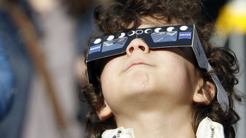 La Diputación de Pontevedra dará a los ayuntamientos el material necesario, como las gafas, para que lo repartan entre los vecinos