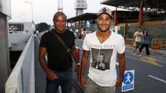 Rafinha, a su llegada a Vigo con su padre, Mazinho, en julio del 2013.
