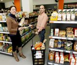 Tamara y Iago, en su supermercado en el que cuentan ya con m�s de mil referencias.