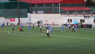 Fotograma en el que se puede apreciar al colegiado en el suelo. 