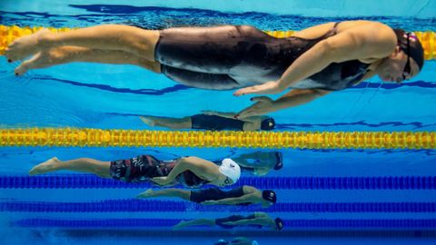 Las nadadoras Vitalina Simonova de Rusia, la danesa Thea Blomsterberg y la espaola Jessica Vall Montero compiten en los 200 metros braza femeninos de los Campeonatos de Europa de Natacion