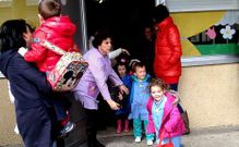 Alumnos saliendo de clase en el colegio Gregorio Sanz, centro ribadense donde estudian 412.