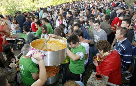 Los voluntarios son la clave para que se puedan repartir las raciones en un lugar tan emblemático.