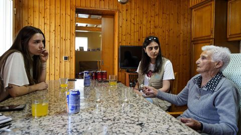 Aine Opazo y Tania Feijoo con Mar�a, vecina de 95 a�os de Toxal (Porqueira) que vive sola