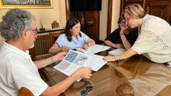 La alcaldesa de Lugo se reuni�n con representantes de los vecinos de Recatelo