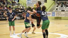 Un jugador del Balonm�n Lal�n juvenil intenta tirar a puerta en el partido contra el Anaitasuna. 