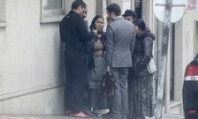 Familiares de las menores rumanas, ayer, poco antes de entrar en los juzgados de Ferrol.