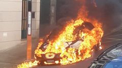 Las im�genes del incendio de un coche en la R�a Monforte de Lugo