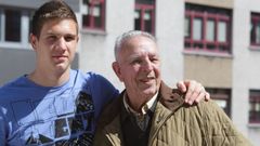 Acacio Carnero, con su nieto Ra�l Garcia