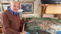 Manuel Bea, expresidente del Club de Jubilados de Portonovo, ante una maqueta de la localidad en una foto de archivo del a�o 2017