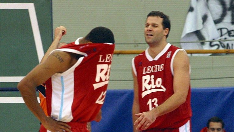 Alfonso Reyes, junto a Charlie Bell, en el Real Madrid-Breog�n de la temporada 2004/2005