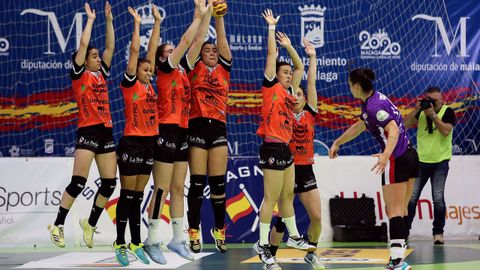 Las jugadoras del Super Amara Bera Bera (i) detienen un golpe franco de Soraia Lopes (d) del Mavi Nuevas Tecnologías , durante un momento de la final de la XXXIX Copa de la Reina de balonmano femenino que ha enfrentado al Mavi Nuevas Tecnologías y al Super Amara Bera Bera, partido que se ha disputado esta tarde en el pabellón de Ciudad Jardín de Málaga