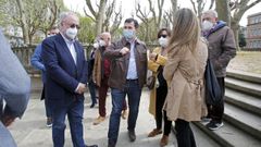 Gonzalo Caballero, en el centro, con cargos del PSOE por Pontevedra, en la Alameda de la ciudad