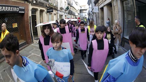 Los nios del Jaime Balmes disfrazados de contedores de reciclaje. VOZ NATURA