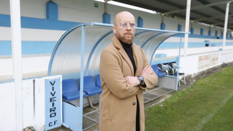 Adrin Benavides, ante el banquillo de Cantarrana donde este domingo se sentar para recibir al Boiro en un partido trascendental.