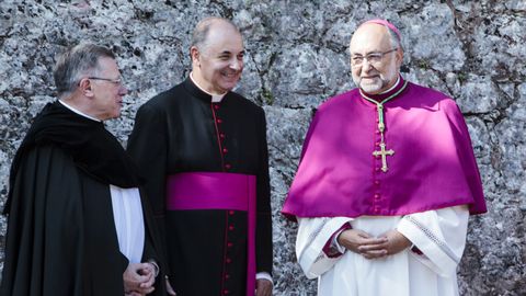 El arzobispo Sanz Montes, a la derecha, junto al abad de Covadonga y el vicario general de Oviedo