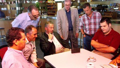 Ponentes y asistentes al curso de la UIMP en Pontevedra el 11 de septiembre del 2001, siguiendo los atentados a trav&eacute;s de un peque&ntilde;o transistor