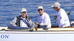 Pedro Campos, en el centro de la imagen, en una salida al mar desde Sanxenxo con Juan Carlos I