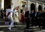 Urkullu asiste a una danza en su honor ante la Casa de Junta de Guernica, donde tom� posesi�n.