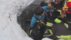 Rescatan a ocho supervivientes del hotel sepultado por la nieve en Italia