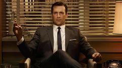 Beber c�cteles (Mad Men). Las ventas de whisky en EE. UU. aumentaron un 10 % en el 2014 y algunas destiler�as escocesas alertaron hace cosa de un a�o de que las reservas mundiales de la bebida de Don Draper se estaban agotando por un aumento inesperado de la demanda.