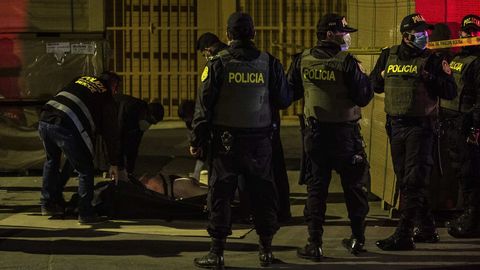 Polic�a peruana en el exterior de la discoteca de Lima donde hab�a una fiesta ilegal y murieron trece personas