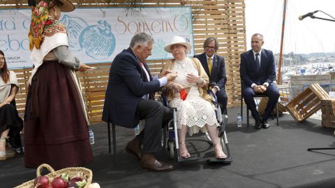 El alcalde de Sanxenxo, Telmo Mart&iacute;n, entreg&oacute; la Cebola de Ouro a Sandra Pati&ntilde;o el 4 de septiembre