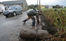 Un operario, ayer por la tarde, en una de las zonas donde las tuber�as resultaron da�adas. 