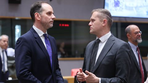 El�secretario de Asuntos Exteriores polaco,�Ignacy Niemczycki, con el secretario parlamentario de Exteriores let�n,�Artjoms Ursulskis